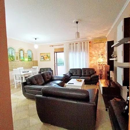 Center In Center Apartment *